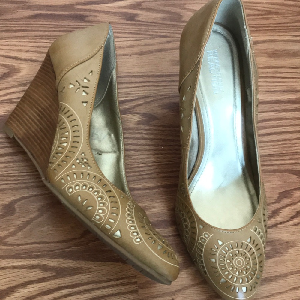 Kenneth Cole Reaction Cutout nude gold wedges